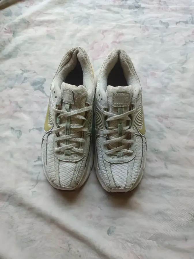 Nike Vomero 5  top photo