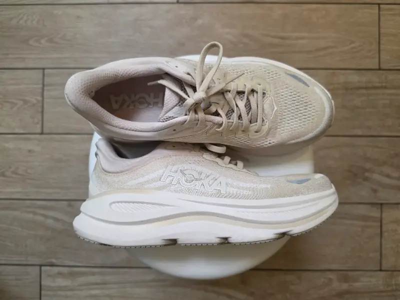 Hoka Bondi 9 top photo